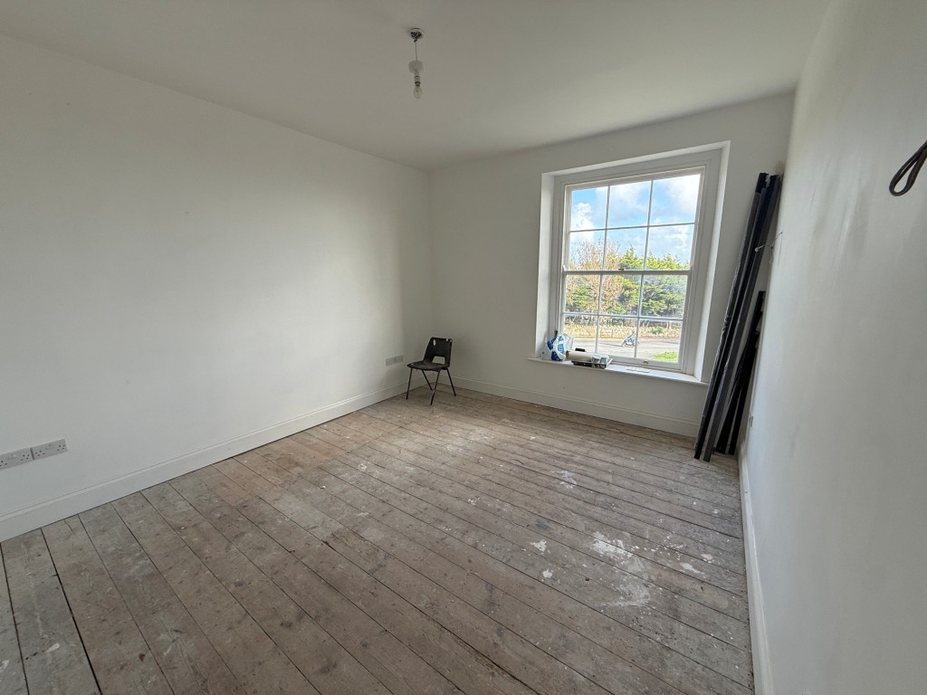 Lot: 172 - DETACHED HOUSE WITH STUNNING VIEWS - Second bedroom